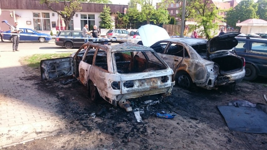 Pożar samochodów we Wrzeszczu. Spłonęło kilka samochodów [ZDJĘCIA, WIDEO]