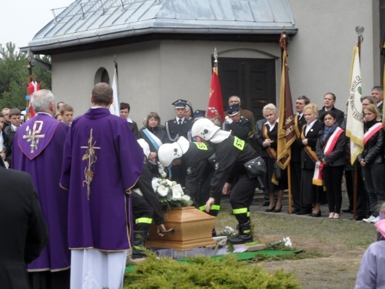 Rusinowice: Pogrzeb ks. Damiana Kominka [ZDJĘCIA]. Duszpasterza żegnały tłumy wiernych