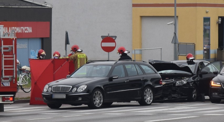 Malbork. Wypadek na al. Rodła. Zderzyły się trzy samochody, dwie osoby trafiły do szpitala [ZDJĘCIA]