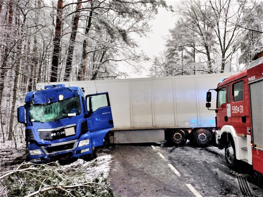 Wypadek pod Obrzyckiem. Kierowca odpowie przed sądem! Miał zakaz kierowania pojazdami