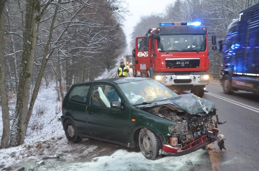 W Kościerzynie kierowca vw polo najechał na tył ciężarówki. Kierowcy byli trzeźwi [ZDJĘCIA]