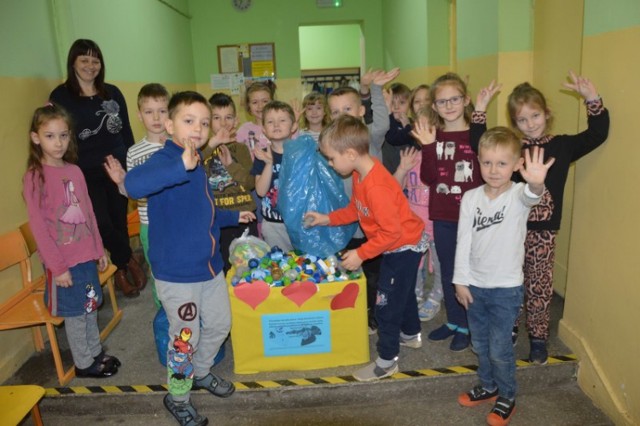 W Szkole Podstawowej nr 13 w Zduńskiej Woli zbiórkę nakrętek dla Mai Gorzuli zainicjowały maluszki z opiekunkami