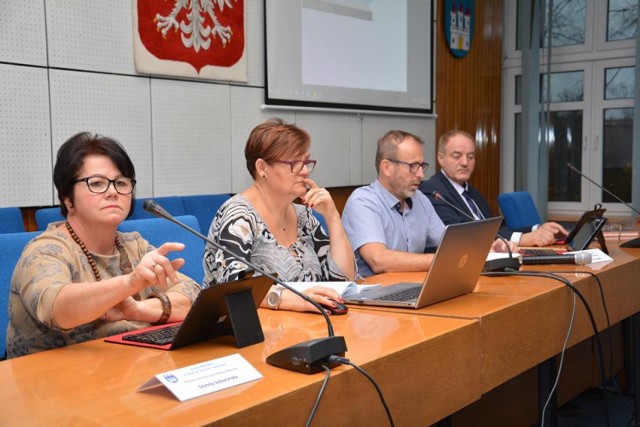 Nowy Dwór Gdański. Nadzwyczajna sesja w Urzędzie Miejskim. Przyjęto uchwały o zmianach w budżecie na 2018 rok.