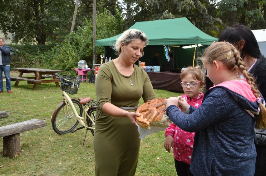 Gmina Miastko. Dożynki sołeckie dla rolników i ogrodników w Dretyniu. Najpiękniejszą posesję mają Stefania i Tadeusz Stopowie (FOTO)