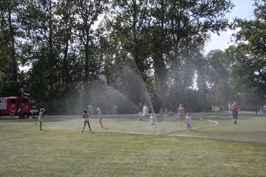 Kurtyna wodna w sycowskim parku. Pokaz ratownictwa OSP Syców (GALERIA i FELIETON)