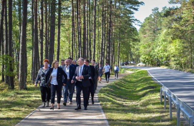 Podczas wizyty wojewody pomorskiego w gminie Karsin, odbyło się symboliczne otwarcie ścieżki rowerowej z Wiela w kierunku Lubni (do granicy powiatu).