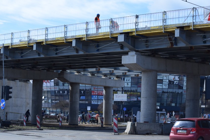 Częstochowa. Pierwszy asfalt wylany na remontowaną DK91. Co...