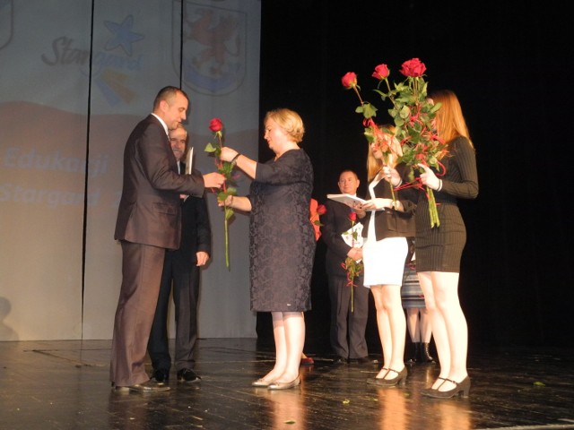 Marek Stencel otrzymał gratulacje od Iwony Wiśniewskiej, starosty powiatu stargardzkiego.