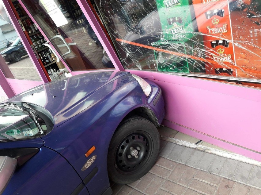 Samochód zniszczył ściankę frontową sklepu, przewróciły się...