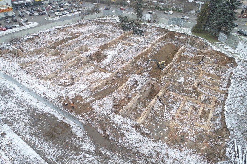 Archeolodzy odkryli kości na budowie Dekady w Nysie. Co z budową galerii handlowej?