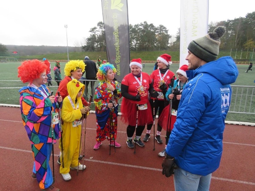 Wielbiciele Nordic Walking w VII Marszu Mikołajkowym [DUŻO ZDJĘĆ]   