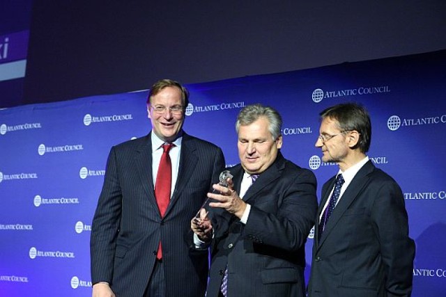 Aleksander Kwaśniewski odbiera Nagrodę wolności na Wrocław Global Forum 2010