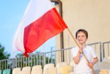Jak prawidłowo zawiesić flagę Polski na 11 listopada? Nie popełnij tych błędów. Niebawem Narodowe Święto Niepodległości
