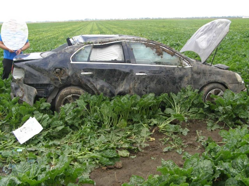 Wypadek w gminie Lichnowy. Po dachowaniu kobieta trafiła do szpitala [ZDJĘCIA]