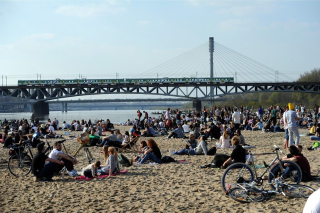 Plażowa w długi weekend majowy przygotowała dla Was program, który pobudzi do życia i pozwoli aktywnie cieszyć się wiosną. Rusza Plażowa szkoła jogi - zajęcia poprowadzi Khrystyna Struk-Falkievich. Nowością będzie joga twarzy!
Zajęcia w sobotę, niedzielę i wtorek o godz. 10:30. 

Natomiast Centrum Sportów Ekstremalnych 2 Wieże postawi na plaży największą w Europie poduszkę powietrzną Stunt Jump (13x13 metrów), przeznaczoną do skoków z wysokości. 

Będzie też możliwość zjazdu tyrolką z dachu Plażowej.

29.04-3.05, Plażowa, Wybrzeże Szczecińskie 1 (przy moście Poniatowskiego), wstęp wolny

Zobacz także: Majówka 2016 w Warszawie. Dwadzieścia pomysłów na dobry długi weekend [PRZEGLĄD]