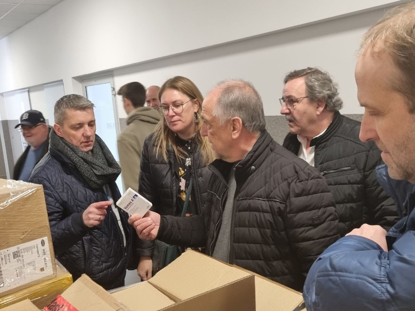 Niemieccy partnerzy powiatu puckiego z Trier-Saarburg przywieźli ponad tonę darów dla Ukraińców w powiecie puckim. Część trafi na Ukrainę