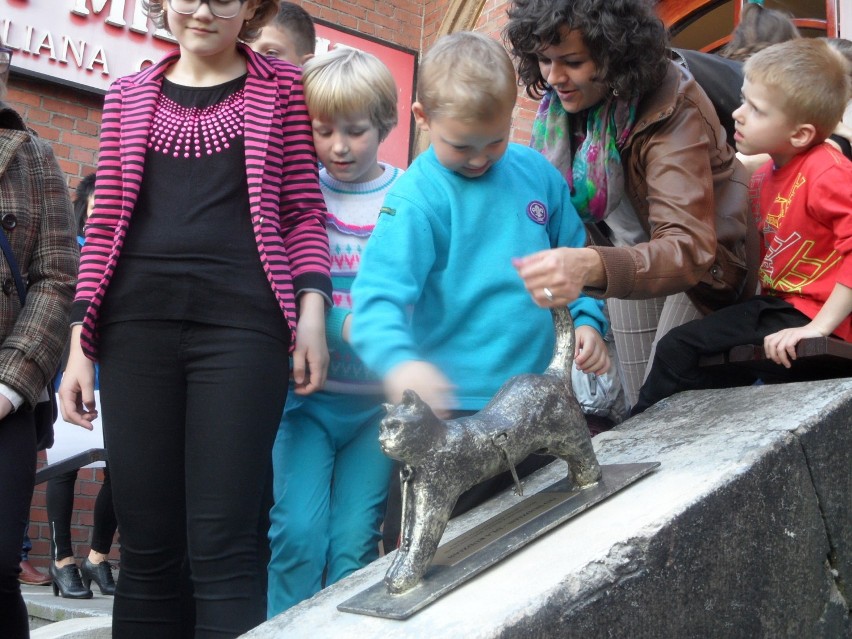Kolejna rzeźba kota w Rudzie Śląskiej. Tym razem kot strzeże Muzeum Miejskiego