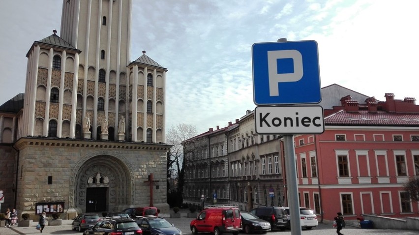 Koniec z parkowaniem przed katedrą św. Mikołaja w Bielsku-Białej
