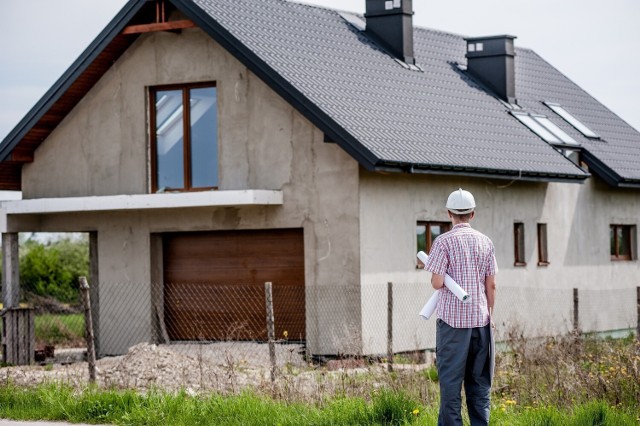 Budowa jednorodzinnych budynków mieszkalnych o powierzchni zabudowy powyżej i poniżej 70 m kw., będzie możliwa na podstawie jedynie zgłoszenia - zaznaczył minister rozwoju i technologii Waldemar Buda. Jego zdaniem to kolejny krok w deregulacji prawa budowlanego.

O szczegółach i zmianach w prawie budowlanym piszemy na kolejnych stronach ----->