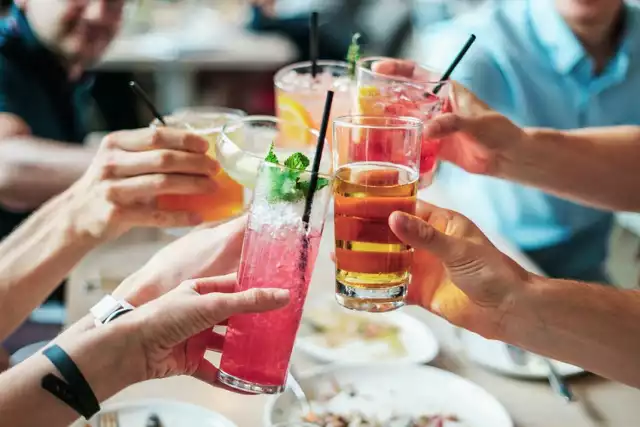 Zobacz w galerii najmniej kaloryczne alkohole i drinki. Tyle kalorii mają tequila, krwawa mary i szampan >>>>>