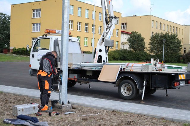 Montaż oświetlenia na nowym boisku SP7 Szczecinek