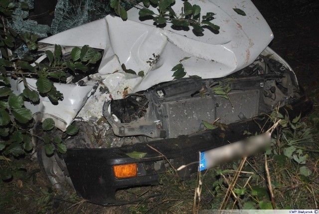 Dyżurny Komendy Powiatowej Policji w Augustowie został poinformowany o wypadku drogowym w miejscowości Pruska Mała. Ze wstępnych policyjnych ustaleń wynika, że jadący golfem 20 &#8211; letni mieszkaniec gminy Augustów stracił panowanie nad pojazdem, zjechał na prawe pobocze i uderzył w drzewo.