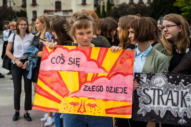 Młodzieżowe Strajki Klimatyczne odbywają się w 60 miastach Polski