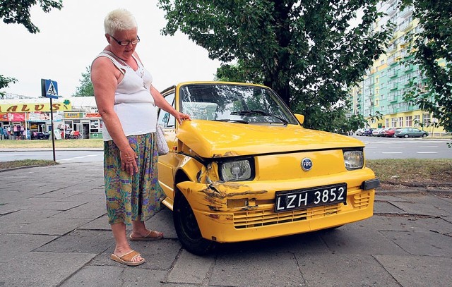 - Jestem zdruzgotana. Nie wiem, czy uda mi się z emerytury zapłacić za naprawę samochodu - mówi właścicielka uszkodzonego fiata 126p, Jadwiga Szewczyk.