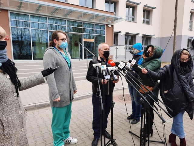 O sytuacji związanej z hospitalizacją osób chorych na covid i szpitalu tymczasowym mówili doktor Wojciech Dworzański oraz Andrzej Cieślik, pełnomocnik ministra zdrowia w Radomskim Szpitalu Specjalistycznym.