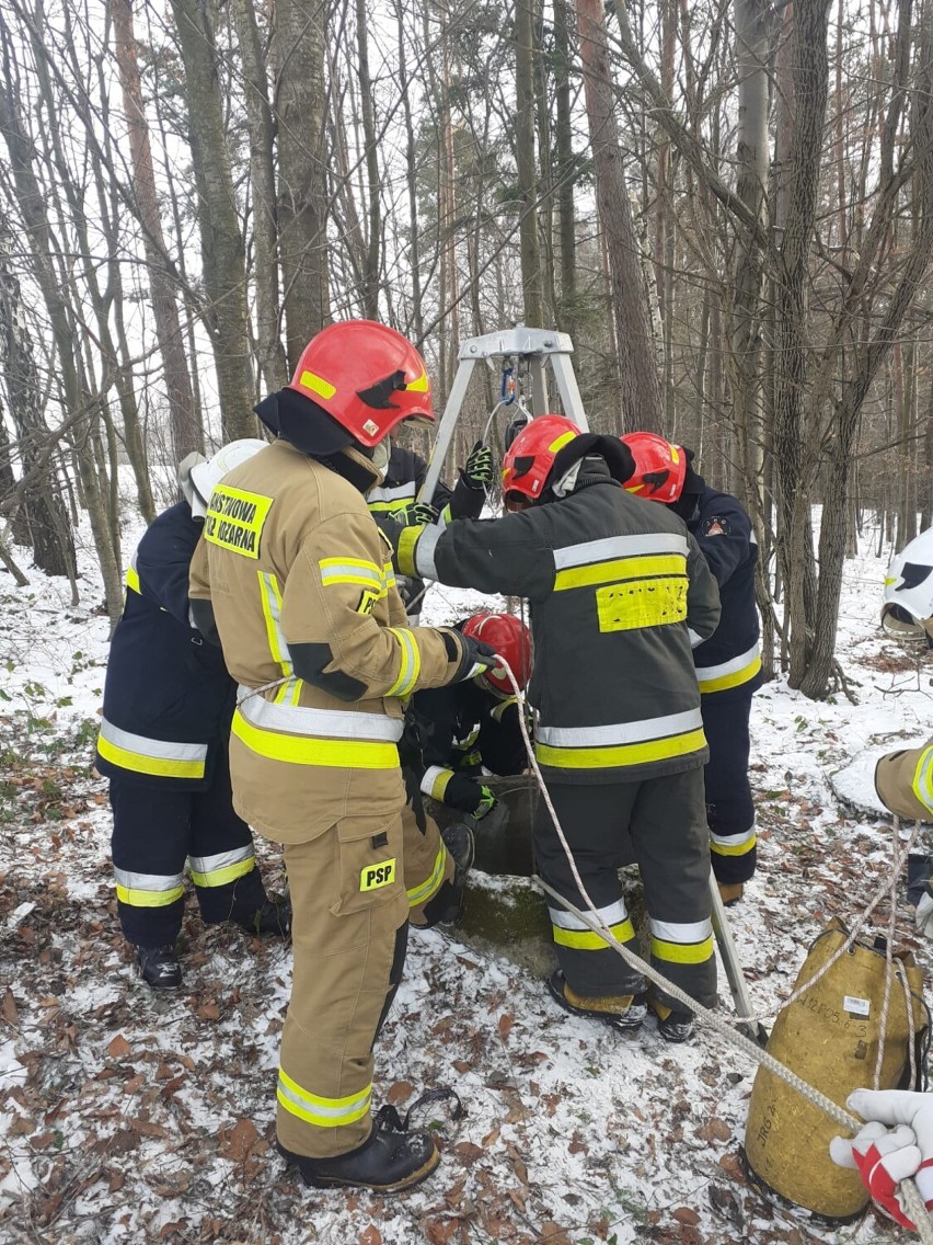 Tragedia w powiecie tarnowskim. 59-letni mężczyzna utopił się w studni w Rzepienniku Strzyżewskim. A akcji straż pożarna i policja [ZDJĘCIA]
