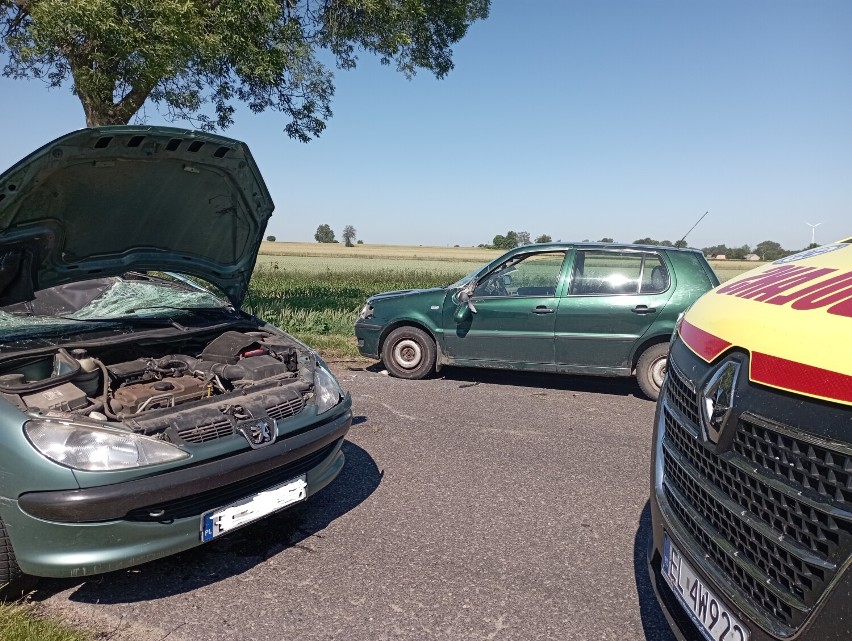 Wypadek w Głuchowie. Samochód dachował, jego kierowca miał prawie 3 promile. Pasażerka i kierowca w szpitalu