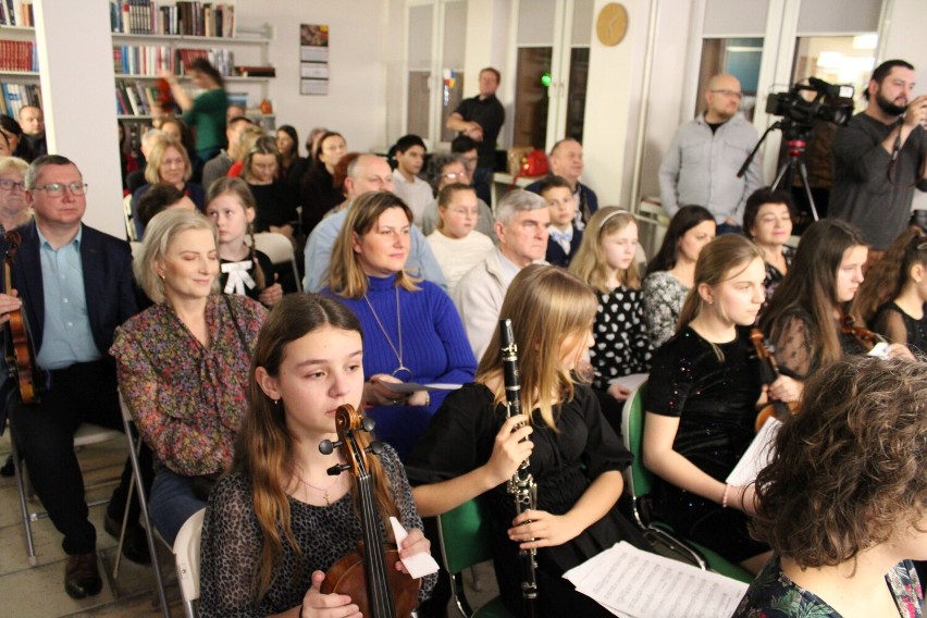 Koncert Noworoczny 2023 w bibliotece powiatowej w Wieluniu. Wystąpili uczniowie szkoły muzycznej ZDJĘCIA