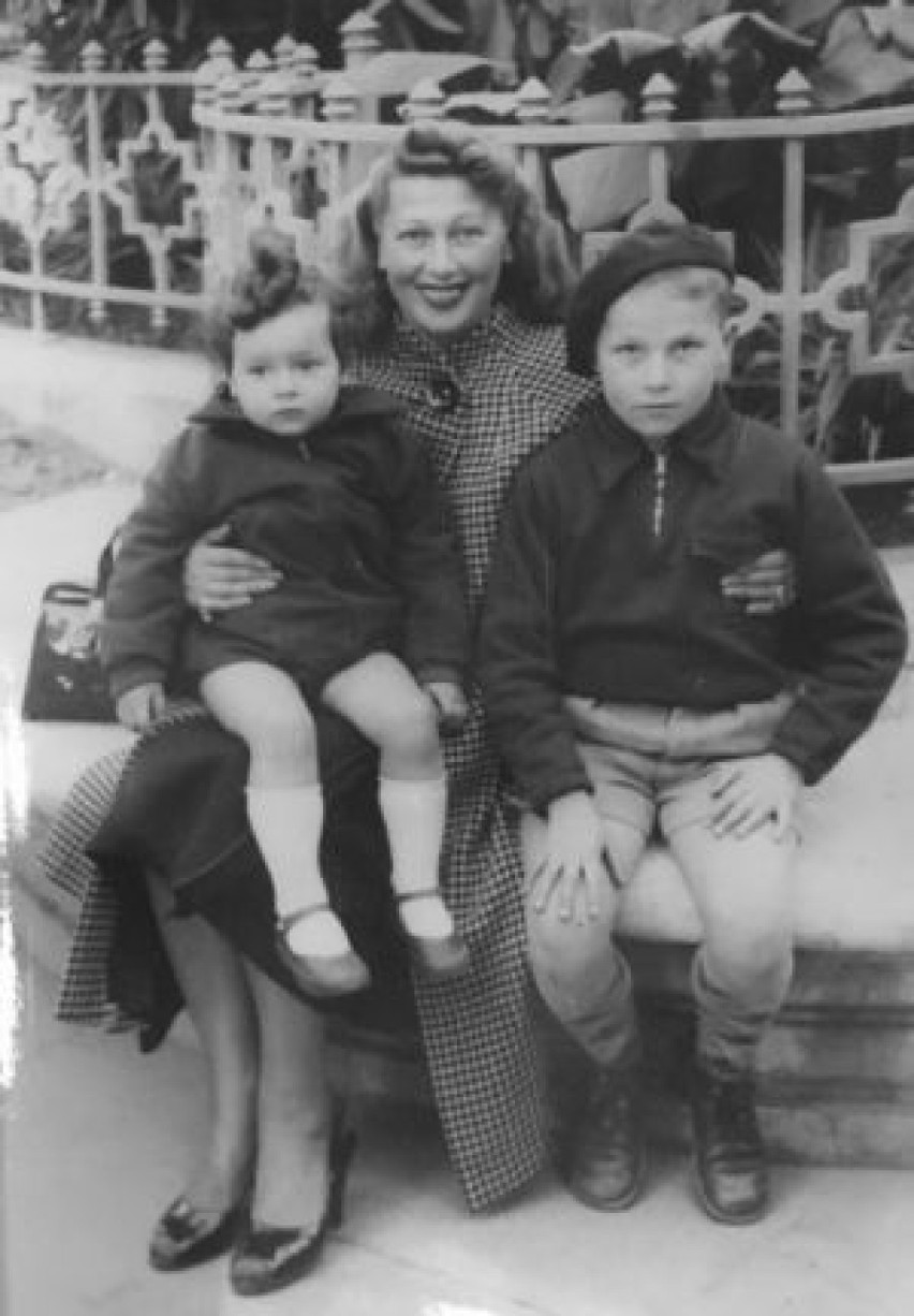 Ina Benita z synami Johnem i Thaddeusem we Francji (1952 r)
