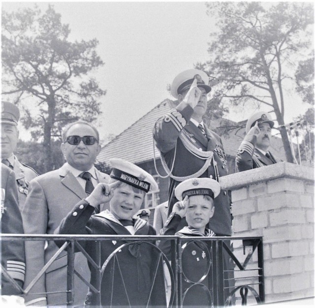 Czołem - salut pod trybuny stołem – CSSMW Ustka, 1975 r.