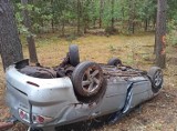 Wypadek na północ od Warszawy. 18-letni kierowca mazdy wjechał w drzewo i dachował. Był pijany. W aucie wiózł poszukiwanego pasażera