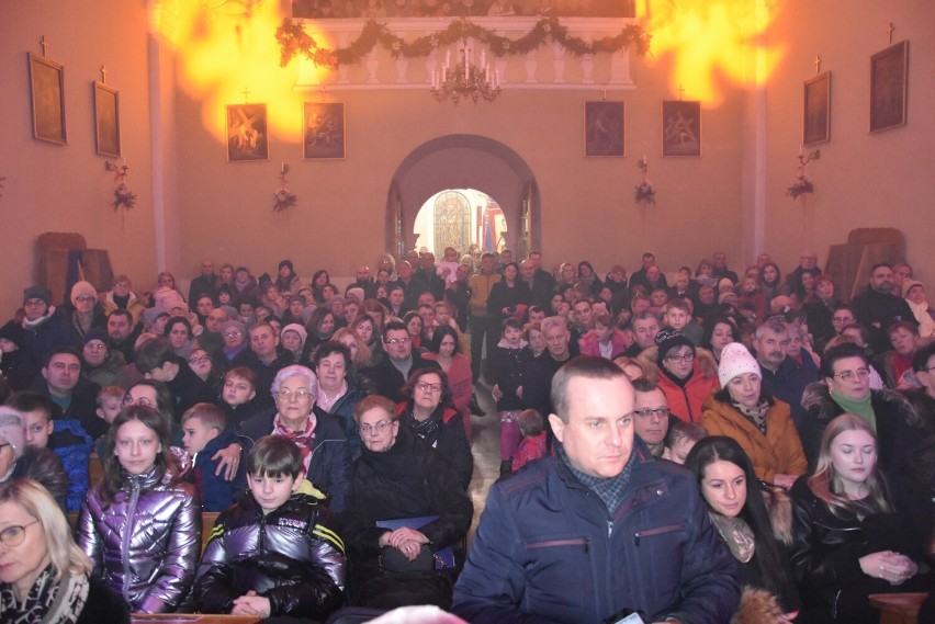 Pierwszy taki koncert w kościele św. Rocha w Konopnicy. Szkoła Podstawowa zorganizowała tu Rodzinny Koncert Trzech Króli ZDJĘCIA