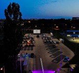 Samochodowe Kino Letnie zagościło na ulicy Majkowskiej w Kaliszu. Oglądali "Dywizjon 303" ZDJĘCIA