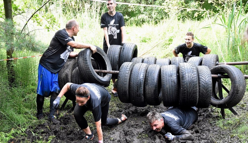 Trzcianka. Około trzydzieści przeszkód na dystansie 10 km w biegu Wolf Race 2021. Obejrzyjcie zdjęcia