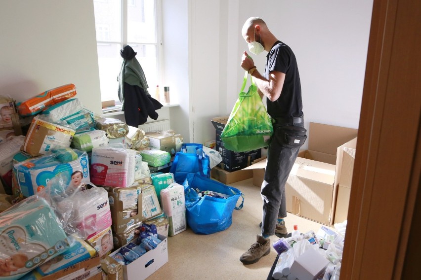 Ruszył miejski punkt pomocy dla uchodźców z Ukrainy w Poznaniu. Wolontariusze publikują listę potrzebnych rzeczy