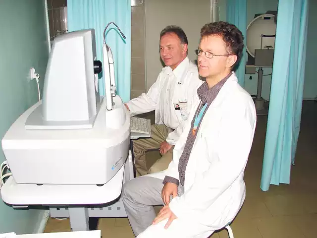 Od lewej dr Adam Jarmak i dr Tomasz Grędysa przed tomografem laserowym siatkówki na miarę XXI wieku.