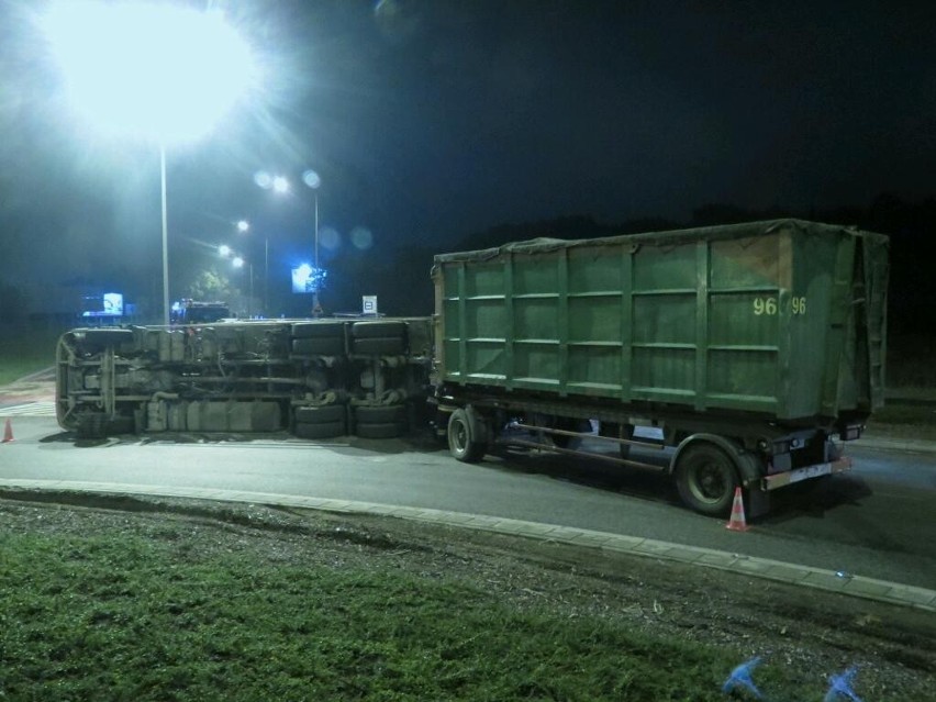 Ciężarówka przewróciła się na rondzie przy Obornickiej (ZDJĘCIA)