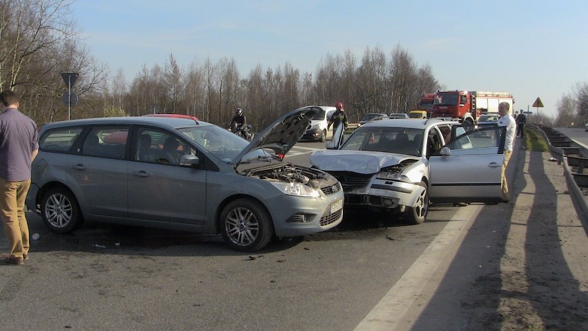 Mysłowice: Na Obrzeżnej Zachodniej zderzyły się trzy samochody. Jeden z pojazdów dachował