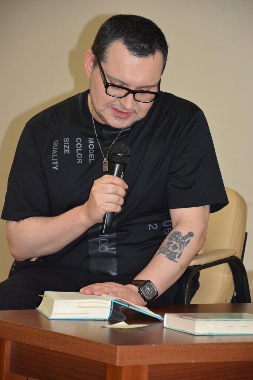 Michał Witkowski w Trzciance. Opowiadał o swoich książkach i życiu pisarza [FOTO]