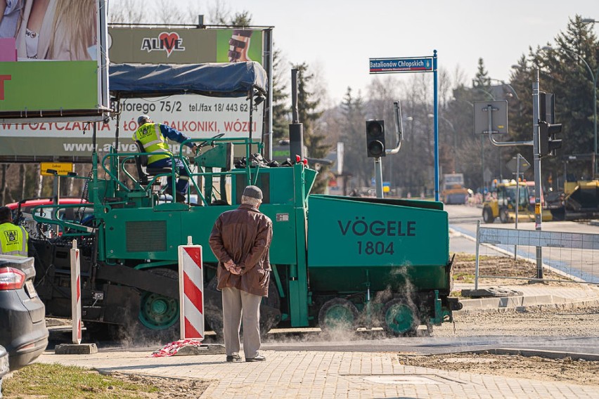 Ulica Sucharskiego ma już nowy asfalt. Prace nie zwalniają tempa [ZDJĘCIA]