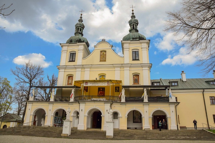 Bazylika Mniejsza w Kalwarii Pacławskiej, niedaleko...