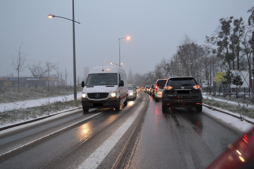 Pruszcz Gdański: Przyszła zima. Miasto zakorkowane, ale pierwsi drogowcy już odśnieżają ulice [ZDJĘCIA]