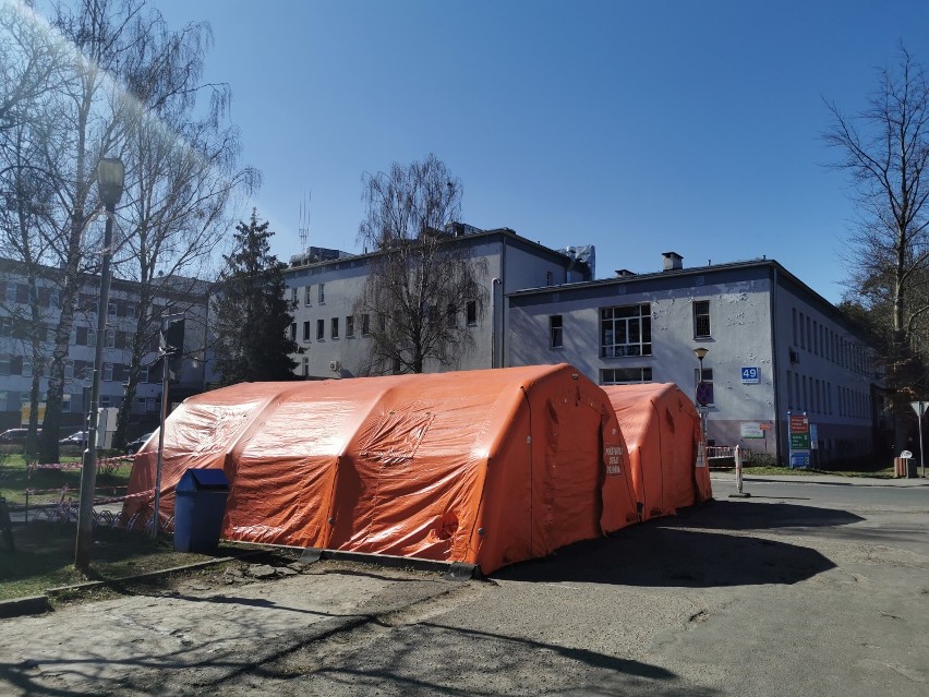 Namioty do triażowania przed szpitalem we Włocławku zmieniły lokalizację