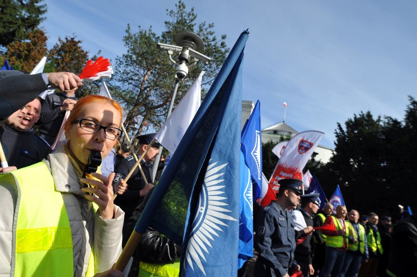 Pikieta służb mundurowy przed Sejmem [ZDJĘCIA]. Protest policjantów, celników, strażaków...