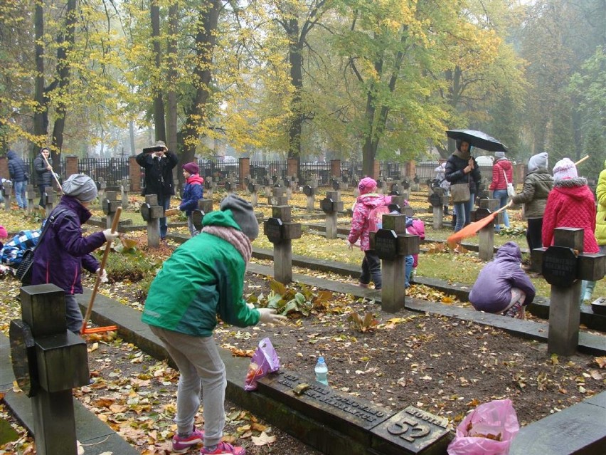 Akcja sprzątania grobów w Piotrkowie