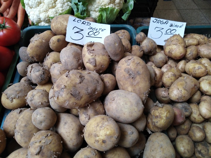 Bogata oferta warzywna  puławskiej  hali targowej . Zobacz ceny w galerii  zdjęć 